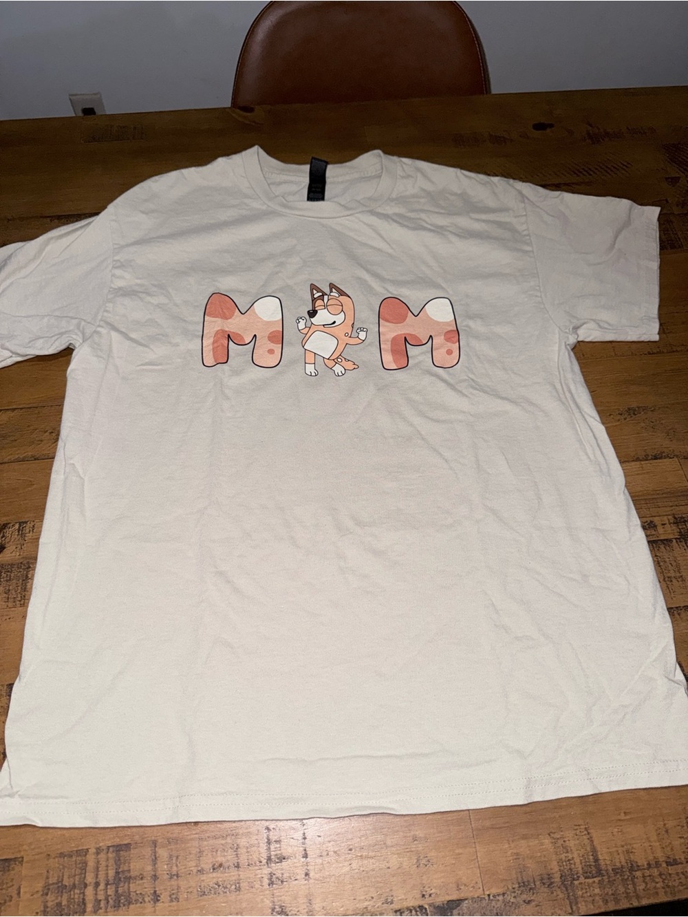 Gildan Bluey 'MOM' Graphic Tee size Large